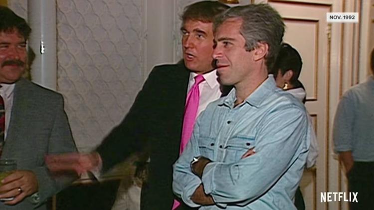 Donald Trump e Jeffrey Epstein em 1992 durante uma festa no castelo do então empresário e atual presidente dos Estados Unidos - Reprodução / Netflix