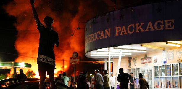 Manifestantes atearam fogo a um restaurante depois que a polícia matou negros nos EUA - 14/06/2020