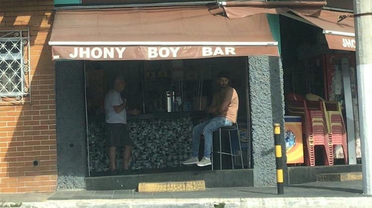 Homens bebem em bar mesmo sem aprovação do Estado - Felipe Pereira - Felipe Pereira