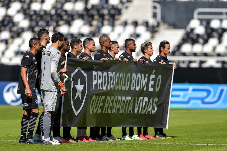 Jogadores de Botafoga mostram sinais de protesto antes do jogo contra o Cabofriense - Thiago Ribeiro / AGIF - Thiago Ribeiro / AGIF