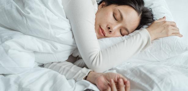 Pijama ou apenas um cobertor: o que aquece melhor o seu sono no inverno? - 27.6.2020