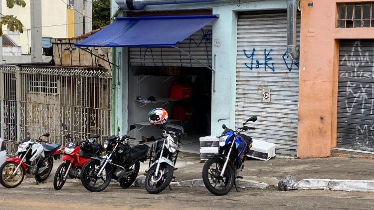 Ciclistas que não pararam de esperar pela entrega em um restaurante no sul de São Paula - Gabriel Francisco Ribeiro / UOL - Gabriel Francisco Ribeiro / UOL