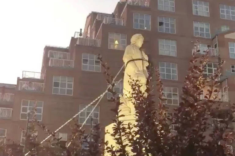 Após as críticas de Trump, manifestantes demolem estátua de Cristóvão Colombo - 7 de maio de 2020 - mundo