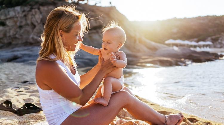 O bebê conhece a praia; levar um filho à praia - Getty Images - Getty Images