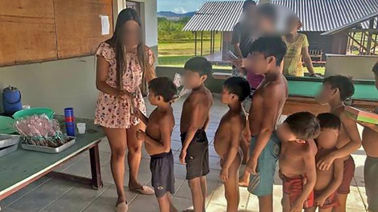 Crianças sem máscaras em contato com membros da ação no país indígena de Yanomami - Reprodução / Instagram - Reprodução / Instagram