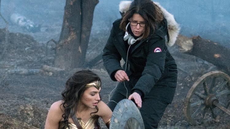 Patty Jenkins dá instruções a Gal Gadot durante as filmagens de Wonder Woman - Reprodução - Reprodução