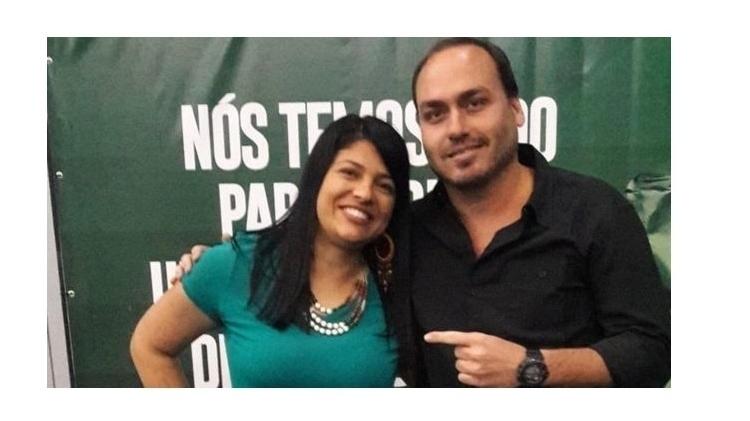 Alana Passos e Carlos Bolsonaro em foto publicada em seu site oficial - Press release - Press release