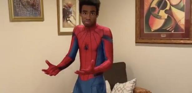 ele fez um vídeo dele se vestindo como um herói, e o chefe da Disney percebeu