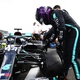 Lewis Hamilton verifica pneus furados de sua Mercedes depois de vencer o GP da Inglaterra em Silverstone - Bryn Lennon / Getty Images