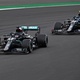 Lewis Hamilton segue Valtteri Bottas durante GP da Fórmula 1 britânica - BEN STANSALL / AFP